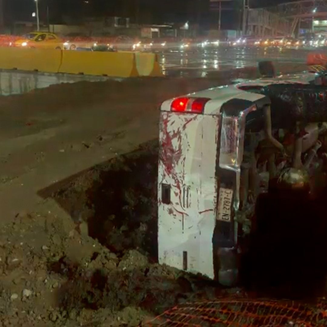 Camioneta Vuelca en Torreón, Coahuila; Conductor Huye del Lugar